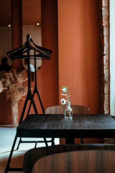 Warna interior kafe minimal & vas bunga di atas meja — Stok Foto