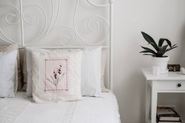 Beyaz vintage metal çerçeve yatak başlığı