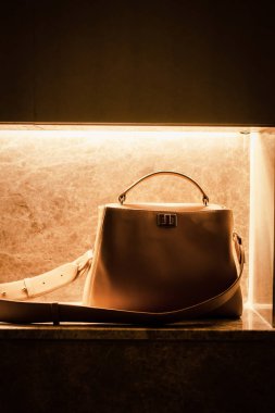 Kadının bej rengi çantası mermer üzerinde 