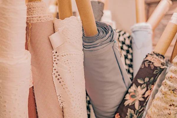 Rolos de tecidos de moda natural e têxteis — Fotografia de Stock