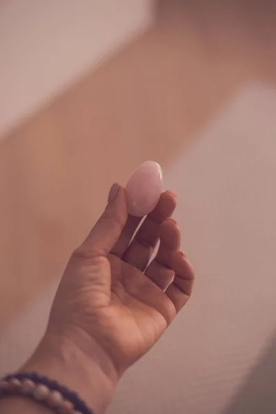 Frau hält Yoni-Ei in der Hand — Stockfoto