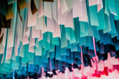 Çizgili kağıttan yapılmış renk aralığı deseni. Yaratıcı dekorasyon tasarım fikirleri. Mavi ve pembe tonlarda renkli palet