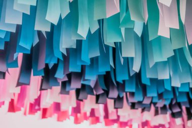 Çizgili kağıttan yapılmış renk aralığı deseni. Yaratıcı dekorasyon tasarım fikirleri. Mavi ve pembe tonlarda renkli palet