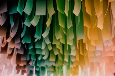 Çizgili kağıttan yapılmış renk aralığı deseni. Yaratıcı dekorasyon tasarım fikirleri. Renkli yeşil palet. Sarı, pembemsi, turuncu tonlar