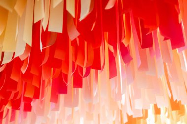 Çizgili kağıttan yapılmış renk aralığı deseni. Yaratıcı dekorasyon tasarım fikirleri, sanat eserleri. Renkli palet, kırmızı, pembe, turuncu renkler. Geometrik biçim