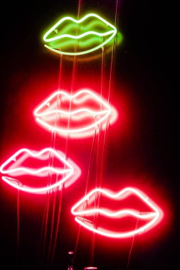 Dudak şekilli neon tabelalar, parlak dekoratif ışıklar, duvar dekorasyonu... 