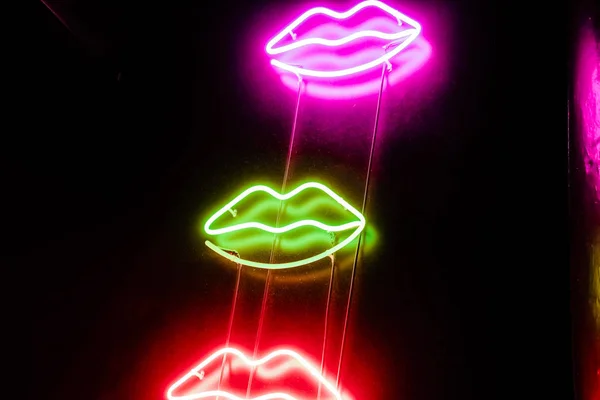 Los Letreros Neón Forma Labio Llevaron Luces Decorativas Brillantes Decoración —  Fotos de Stock