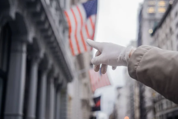 男人拿着一只红宝石医用手套指着一面美国国旗 健康保护 科罗纳病毒流行病概念 — 图库照片