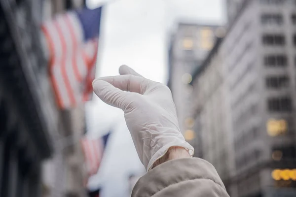 男人拿着一只红宝石医用手套指着一面美国国旗 健康保护 科罗纳病毒流行病概念 — 图库照片