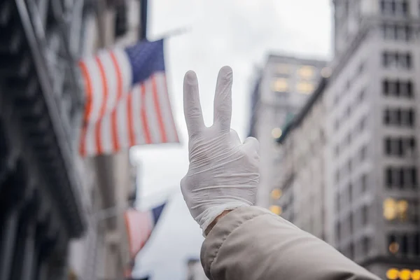 男子交上红宝石医疗手套 显示和平标志反对美国国旗 健康保护 科罗纳病毒流行病概念 — 图库照片
