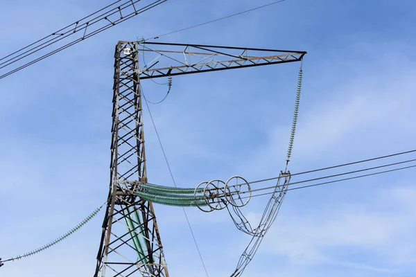 Líneas eléctricas de alto voltaje contra el cielo azul . — Foto de Stock