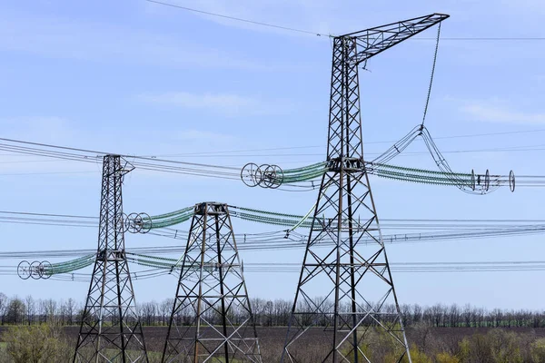 Líneas eléctricas de alto voltaje contra el cielo azul . — Foto de Stock