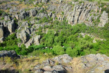 Granit canyon Mertvovod nehre villag yatakta