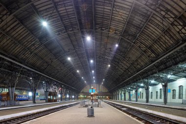 Lviv tren istasyonu erken kış sabahı, Ukrayna.