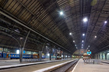 Lviv tren istasyonu erken kış sabahı, Ukrayna.