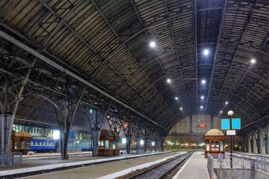 Lviv tren istasyonu erken kış sabahı, Ukrayna.