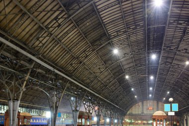 Lviv tren istasyonu erken kış sabahı, Ukrayna.