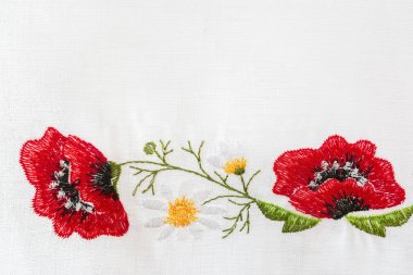 İşlemeli çiçek desenli beyaz keten havlu üzerinde