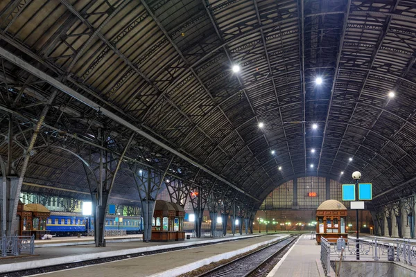 Estación de tren de Lviv temprano en la mañana de invierno, Ucrania . — Foto de Stock