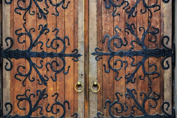 Puertas antiguas de hierro forjado . —  Fotos de Stock