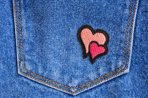 Fragment de pantalon en jean avec une poche décorée de rose et — Photo