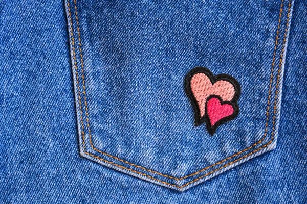 Fragment de pantalon en jean avec une poche décorée de rose et — Photo