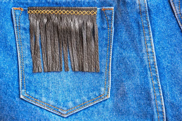Fragmento de calças de calça com um bolso decorado com couro — Fotografia de Stock