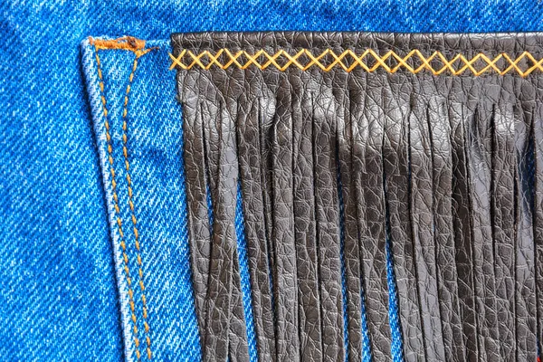 Фрагмент джинсовых брюк с карманом, украшенным кожей — стоковое фото