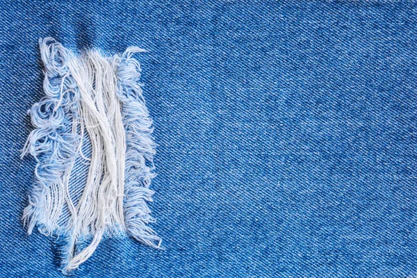 Fragment van jeans broek met gescheurde, geripte patch, ingerichte wi — Stockfoto