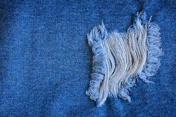 Fragmento de calças jeans com rasgado, rasgado remendo, decorado wi — Fotografia de Stock