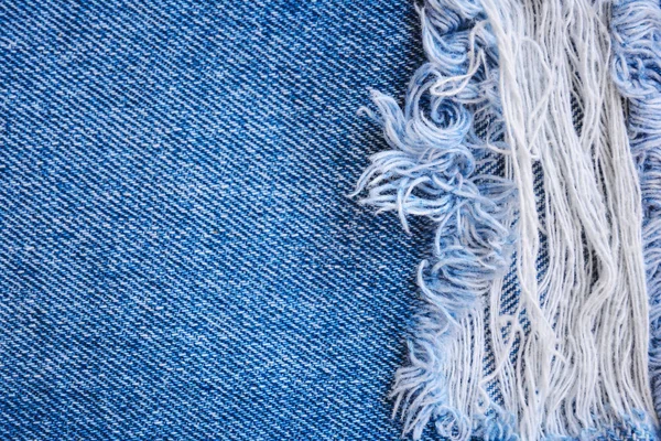 Fragment de pantalon en jean avec patch déchiré, déchiré, décoré avec — Photo