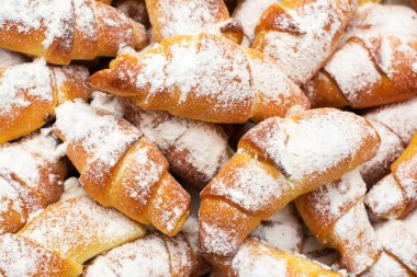 Taze, lezzetli, tatlı kruvasanlar pudra şekeri ile.