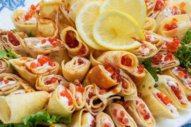 Kırmızı havyar ile doldurulmuş krep.