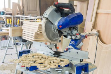 Doğrama atölyesinde araçları: Elektrik daire testere.