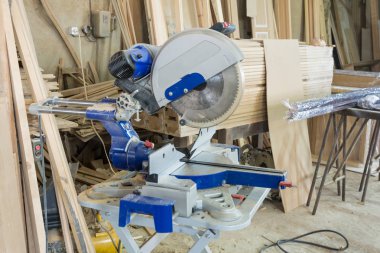 Doğrama atölyesinde araçları: Elektrik daire testere.