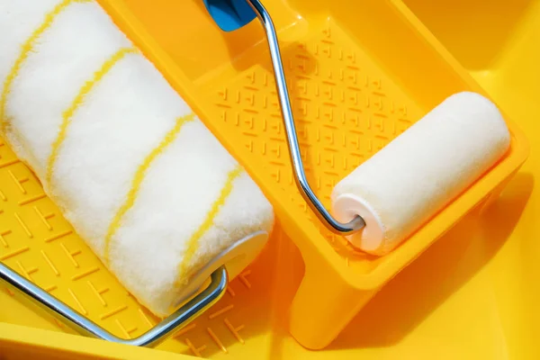 Sentetik elyaf yapılmış sarı ressamın tepsiler ve boya merdaneleri