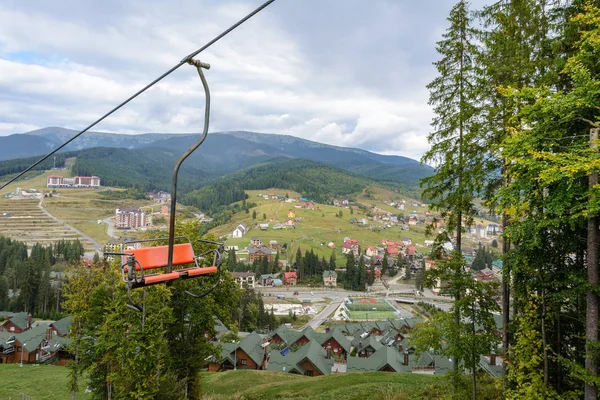 Chairlift, série de cadeiras penduradas em um cabo móvel, usado para c — Fotografia de Stock