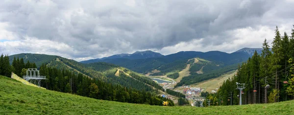 Karpaten, Bukovel, Skigebiet. Ukraine. — Stockfoto