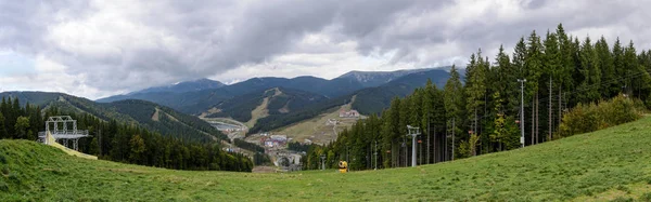 Karpaten, Bukovel, Skigebiet. Ukraine. — Stockfoto
