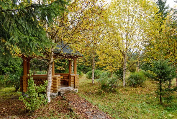 Деревянная беседка в осеннем саду. Осенний листопад . — стоковое фото