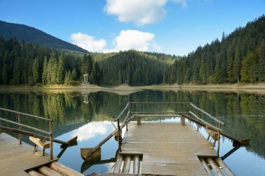 Dağ gölü Synevir, Ukrayna.