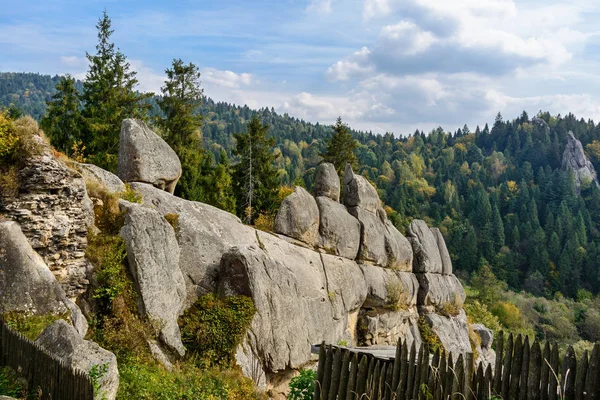 Fortificación rupestre, ciudad fortaleza rupestre Tustan. Urych, Lviv Oblas — Foto de Stock