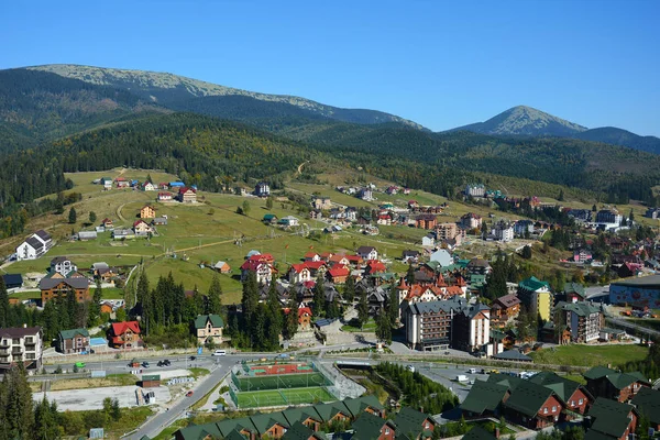 Miejscowość turystyczna. Karpaty, Bukovel, ośrodek narciarski. Ukraińców — Zdjęcie stockowe