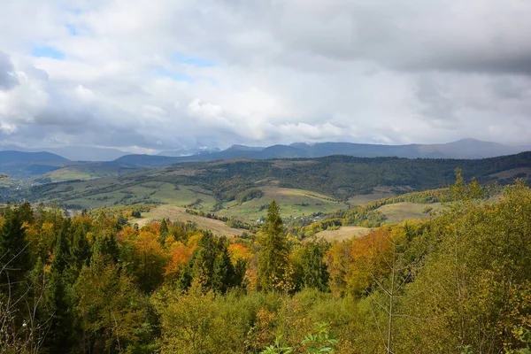 Blick auf Berge und Tal vom Veretskyi Pass im Herbst Tag b — Stockfoto