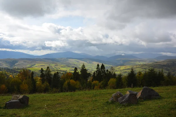 Utsikt över bergen och dalen från Veretskyi Pass i höstdag b — Stockfoto