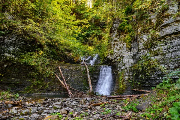 Zamlakskyi şelale Maniava içinde. Karpat Dağları, Ivano-Fra