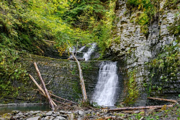 Zamlakskyi şelale Maniava içinde. Karpat Dağları, Ivano-Fra