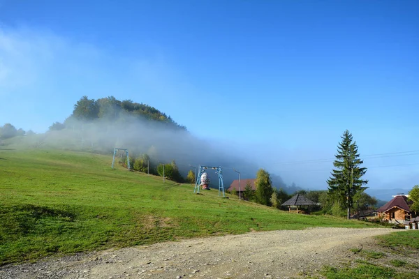 Blick auf Pass nimchich bei sonnigem Herbstmorgen, blauem Himmel und Nebel — Stockfoto
