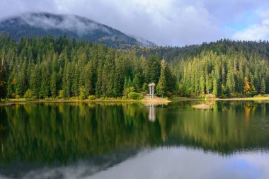 Sonbahar günü Synevir yüksek irtifa göl manzarası. Leaf fall 
