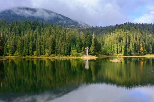 Sonbahar günü Synevir yüksek irtifa göl manzarası. Leaf fall 